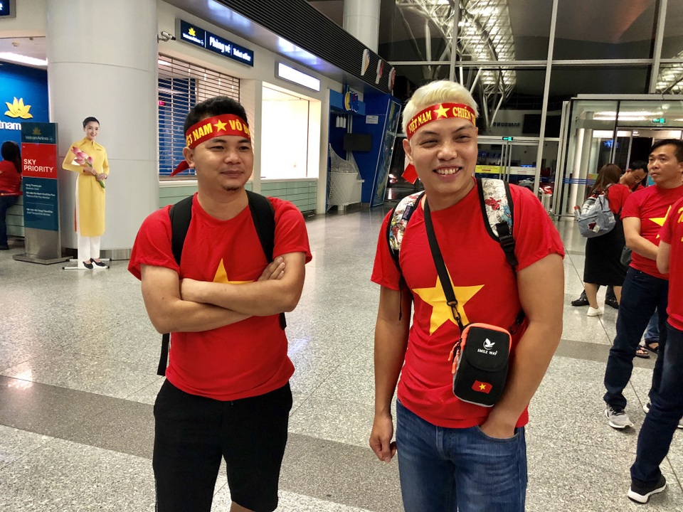 Rực rỡ cờ đỏ sao vàng trong chuyến bay sang Indonesia lúc rạng sáng - 4
Đổi màu tóc theo gã đầu bạc Văn Toàn.