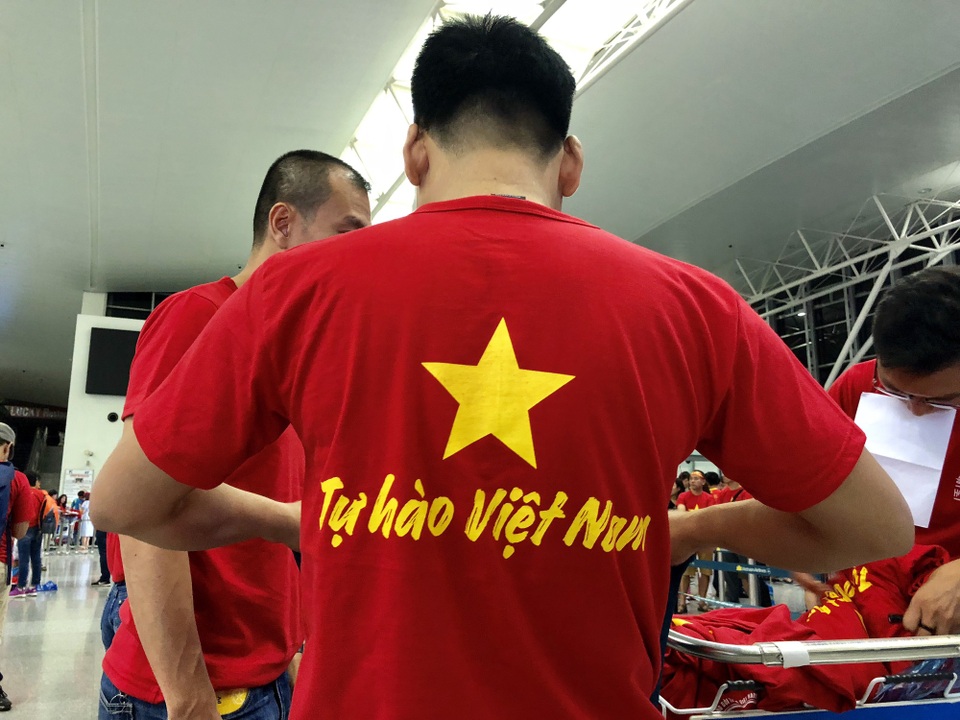 Rực rỡ cờ đỏ sao vàng trong chuyến bay sang Indonesia lúc rạng sáng - 7
Thông điệp tiếp lửa cho các tuyển thủ nước nhà.