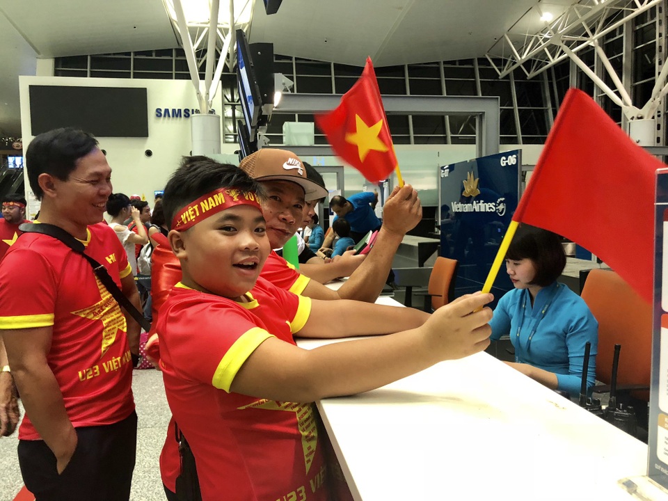 Rực rỡ cờ đỏ sao vàng trong chuyến bay sang Indonesia lúc rạng sáng - 8 Rực rỡ cờ đỏ sao vàng trong chuyến bay sang Indonesia lúc rạng sáng - 8