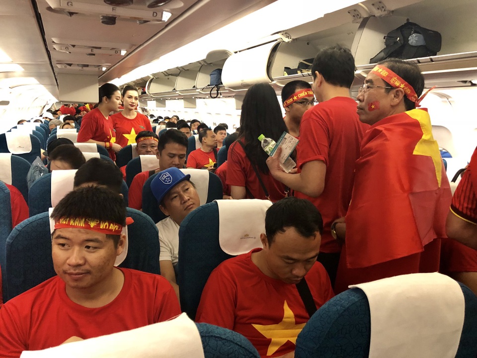 Rực rỡ cờ đỏ sao vàng trong chuyến bay sang Indonesia lúc rạng sáng - 9
Chuyến bay ngập sắc đỏ.