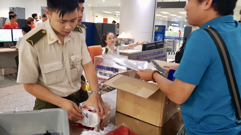 
Liên đoàn Bóng đá Việt Nam gửi thuốc bổ sang cho các cầu thủ.
