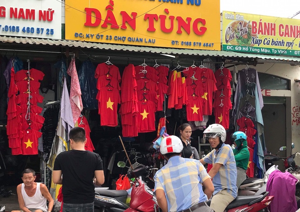 Khắp nơi ngập tràn sắc đỏ cổ vũ cho Olympic Việt Nam - 12
Tại phố Đào Tấn - khu vực bán đồ thể thao bậc nhất thành Vinh ngay từ trưa 29/8 hàng trăm người dân đổ đến mua đồ để cổ vũ cho đội tuyển Olympic Việt Nam.