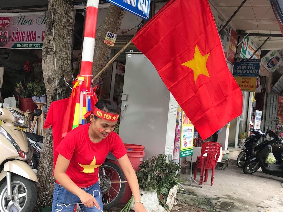 Khắp nơi ngập tràn sắc đỏ cổ vũ cho Olympic Việt Nam - 13 Khắp nơi ngập tràn sắc đỏ cổ vũ cho Olympic Việt Nam - 13