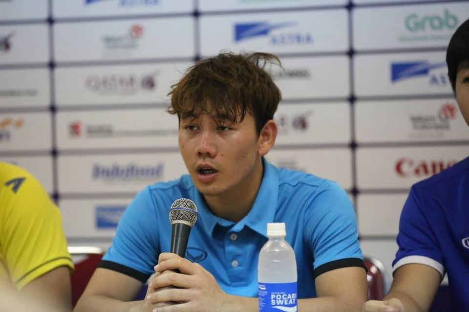 Minh Vương: “Tôi tự tin sẽ sút phạt ghi bàn vào lưới Hàn Quốc” - 1
Minh Vương trong buổi họp báo sau trận đấu với Olympic Hàn Quốc