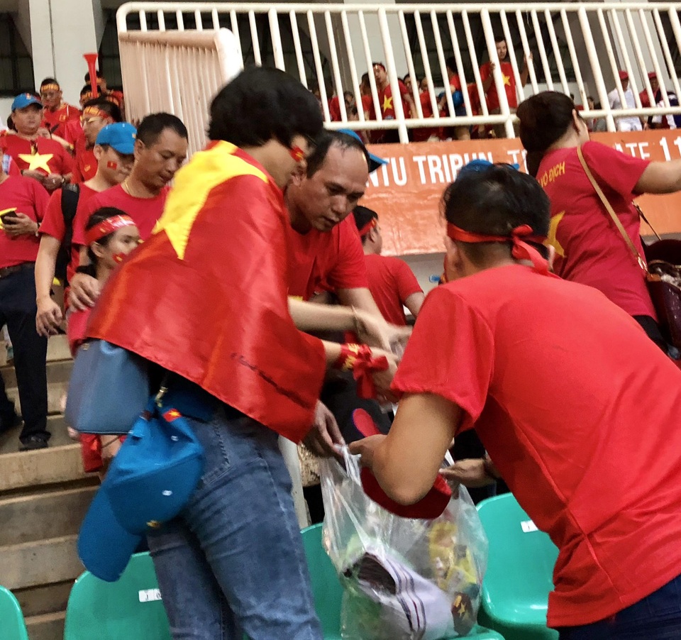 Cổ động viên Việt Nam ở lại sân nhặt rác sau trận thua của đội Olympic - 1
Hành động đẹp của cổ động viên Việt Nam sau trận đấu
