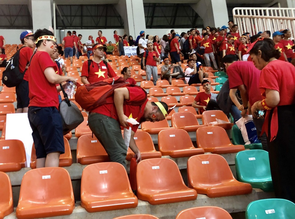 Cổ động viên Việt Nam ở lại sân nhặt rác sau trận thua của đội Olympic - 2 Cổ động viên Việt Nam ở lại sân nhặt rác sau trận thua của đội Olympic - 2