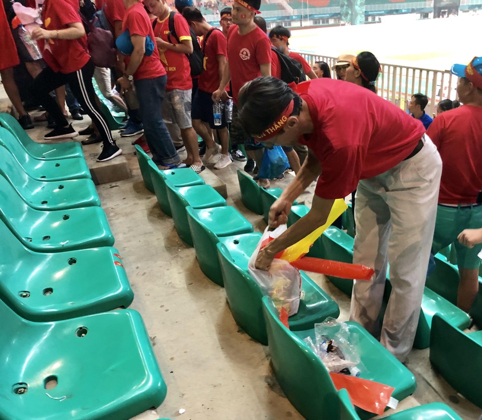 Cổ động viên Việt Nam ở lại sân nhặt rác sau trận thua của đội Olympic - 4 Cổ động viên Việt Nam ở lại sân nhặt rác sau trận thua của đội Olympic - 4