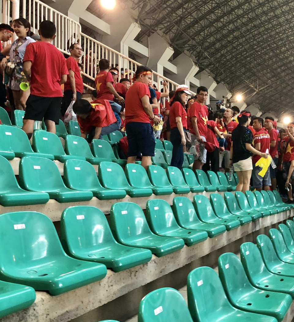 Cổ động viên Việt Nam ở lại sân nhặt rác sau trận thua của đội Olympic - 5 Cổ động viên Việt Nam ở lại sân nhặt rác sau trận thua của đội Olympic - 5