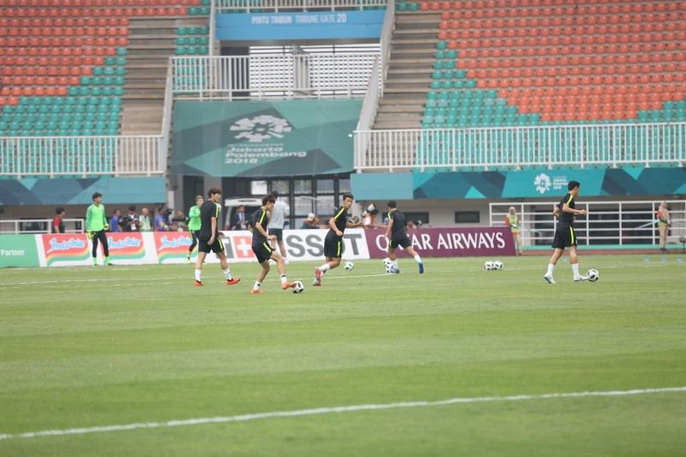 Olympic Việt Nam 1-3 Olympic Hàn Quốc: Dấu ấn của đẳng cấp - 20
Các cầu thủ Olympic Hàn Quốc khởi động trên sân