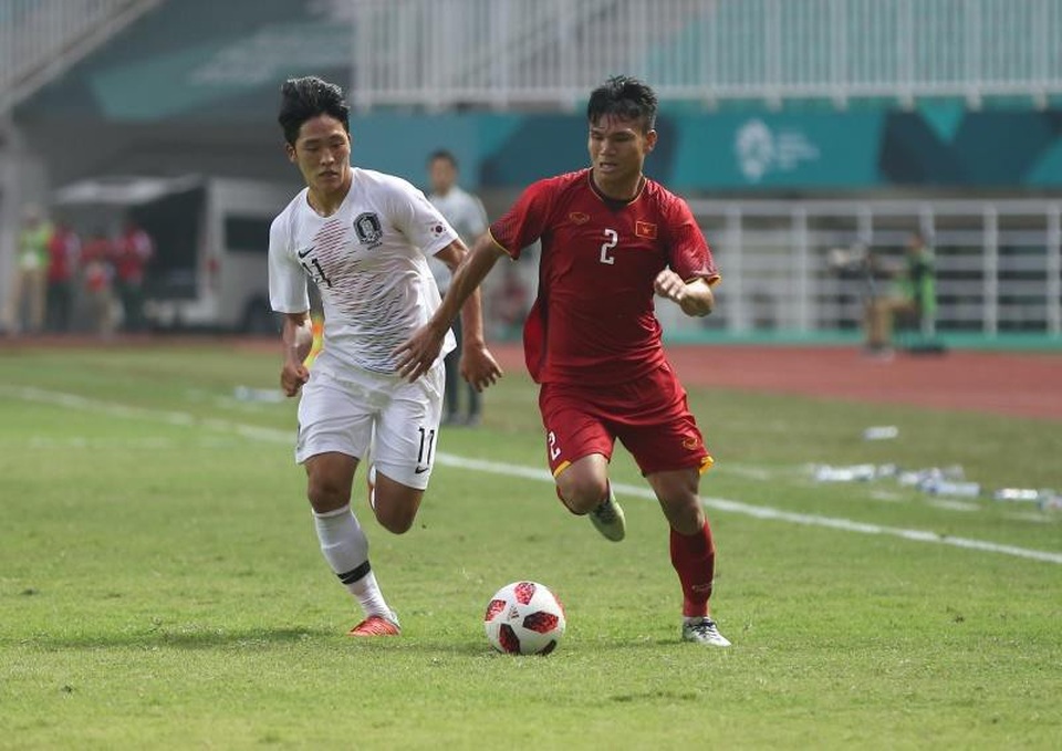 Sự hợp lý trong lối chơi giúp Olympic Việt Nam giữ được sự dẻo dai - 1 Cầu thủ Olympic Việt Nam không ngại đua tốc độ với cầu thủ Hàn Quốc trong trận bán kết (ảnh: Huyền Trang)