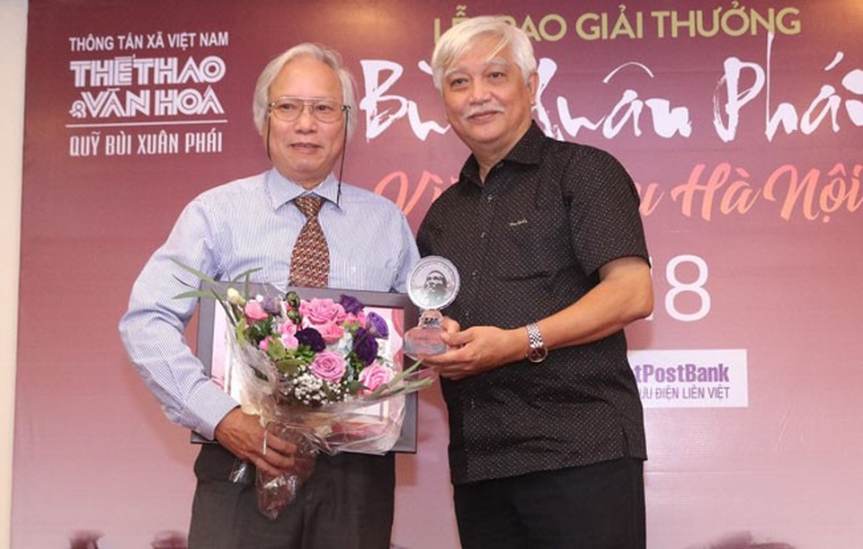 PGS Nguyễn Văn Huy nhận Giải thưởng Bùi Xuân Phái - 4 PGS Nguyễn Văn Huy (trái) nhận giải Ý tưởng - Vì tình yêu Hà Nội.