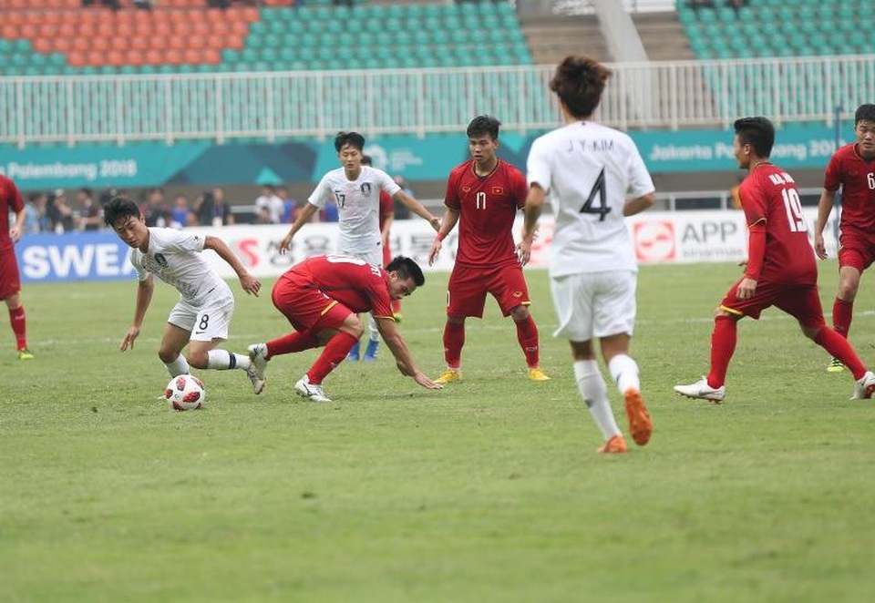 Olympic Việt Nam 1-3 Olympic Hàn Quốc: Dấu ấn của đẳng cấp - 7
Olympic Việt Nam nỗ lực tấn công nhiều hơn ở hiệp 2