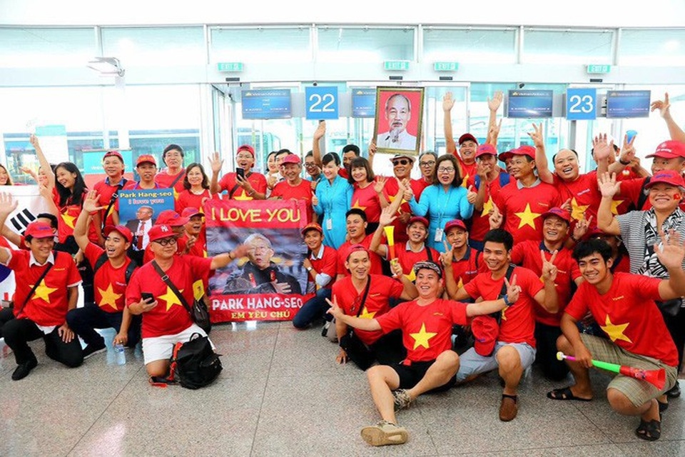 CĐV "nhuộm đỏ" các chuyến bay sang Jakarta "tiếp lửa" cho Olympic Việt Nam - 1 CĐV "nhuộm đỏ" các chuyến bay sang Jakarta "tiếp lửa" cho Olympic Việt Nam - 1