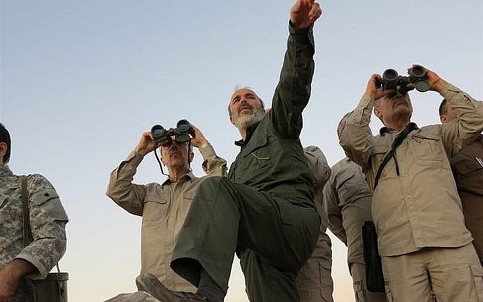 Mỹ đề nghị mình và Iran cùng rút quân, Syria thẳng thừng bác - 2
Tổng Tham mưu trưởng quân đội Iran Mohammad Bagheri (trái, nhìn ống nhòm) và các quan chức cấp cao quân đội Iran trong chuyến thăm tỉnh Allepo (Syria) tháng 10-2017. Ảnh: AP