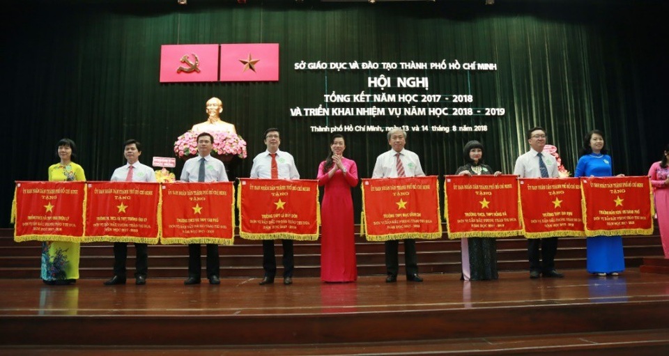 UBND TPHCM trao tặng Cờ thi đua cho Trường THCS - THPT Tân Phú - 1
Lãnh đạo Thành phố trao Cờ thi đua của UBND TPHCM cho các đơn vị dẫn đầu phong trào thi đua.