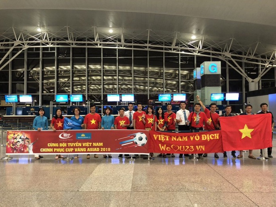 CĐV "nhuộm đỏ" các chuyến bay sang Jakarta "tiếp lửa" cho Olympic Việt Nam - 12 CĐV "nhuộm đỏ" các chuyến bay sang Jakarta "tiếp lửa" cho Olympic Việt Nam - 12