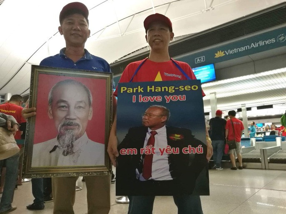 CĐV "nhuộm đỏ" các chuyến bay sang Jakarta "tiếp lửa" cho Olympic Việt Nam - 17 CĐV "nhuộm đỏ" các chuyến bay sang Jakarta "tiếp lửa" cho Olympic Việt Nam - 17