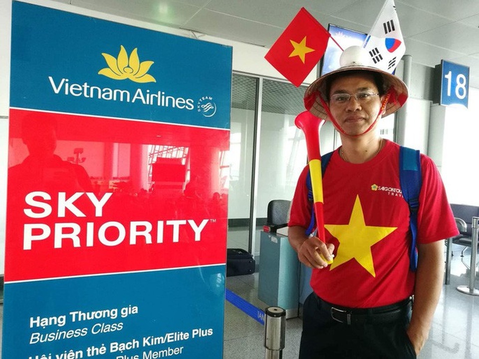 CĐV "nhuộm đỏ" các chuyến bay sang Jakarta "tiếp lửa" cho Olympic Việt Nam - 18 CĐV "nhuộm đỏ" các chuyến bay sang Jakarta "tiếp lửa" cho Olympic Việt Nam - 18