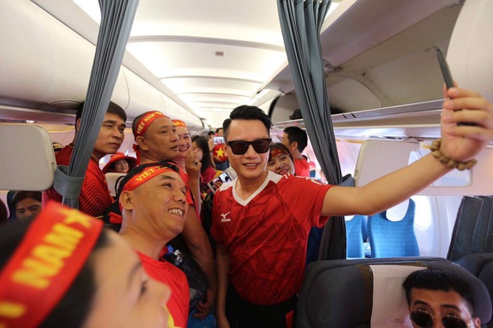 CĐV "nhuộm đỏ" các chuyến bay sang Jakarta "tiếp lửa" cho Olympic Việt Nam - 19 CĐV "nhuộm đỏ" các chuyến bay sang Jakarta "tiếp lửa" cho Olympic Việt Nam - 19