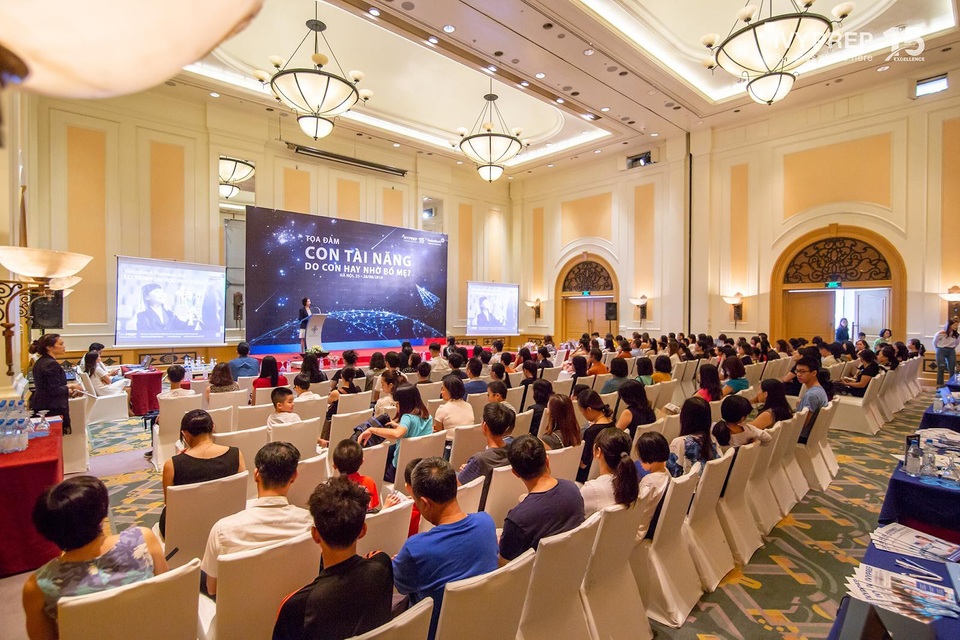 Chuẩn bị cho con đi du học “không bao giờ là quá sớm” - 2
Đông đảo phụ huynh và học sinh đã có mặt tại buổi tọa đàm