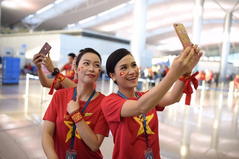 CĐV "nhuộm đỏ" các chuyến bay sang Jakarta "tiếp lửa" cho Olympic Việt Nam - 3 CĐV "nhuộm đỏ" các chuyến bay sang Jakarta "tiếp lửa" cho Olympic Việt Nam - 3