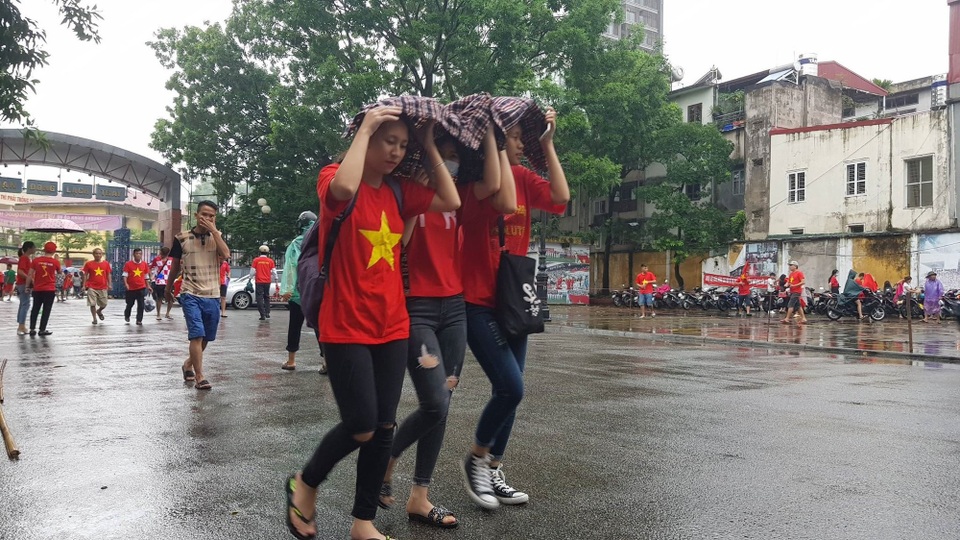 Khắp nơi ngập tràn sắc đỏ cổ vũ cho Olympic Việt Nam - 24 Khắp nơi ngập tràn sắc đỏ cổ vũ cho Olympic Việt Nam - 24