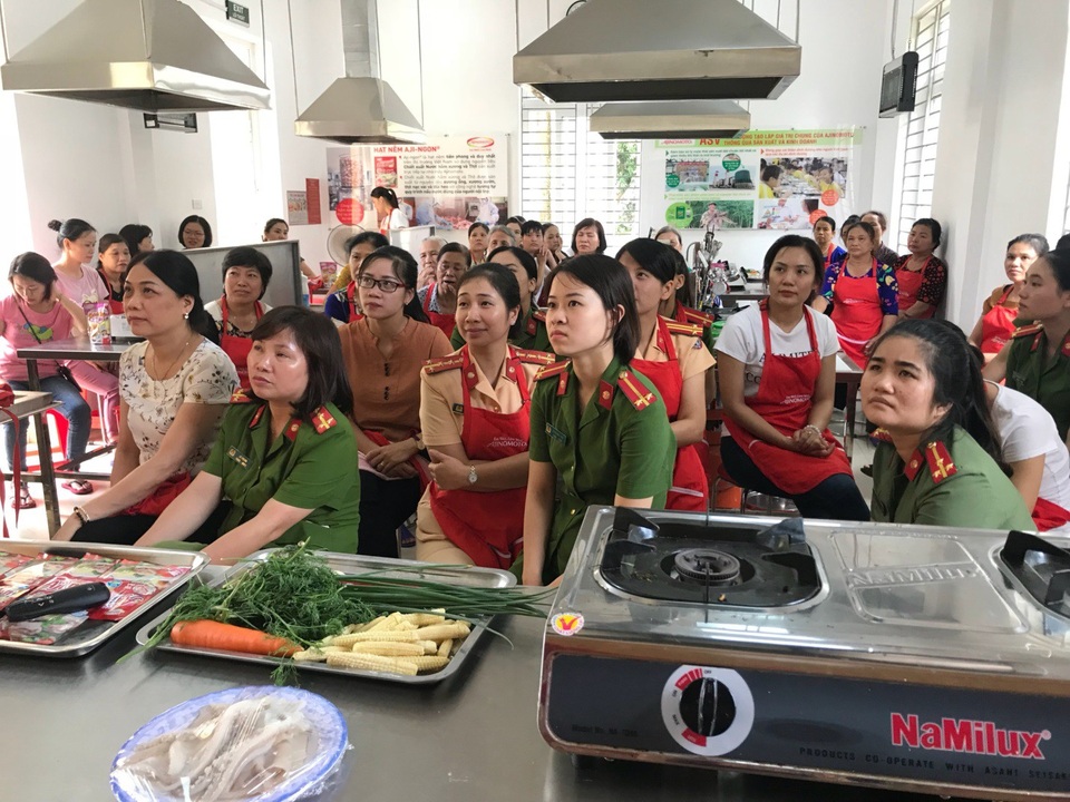 Giữ bếp nhà luôn đỏ, vun đắp hạnh phúc gia đình - 2 Đông đảo các chị em phụ nữ đang làm việc tại các cơ quan ban ngành khác nhau đăng ký tham dự lớp học để chăm sóc bữa cơm và sức khỏe gia đình