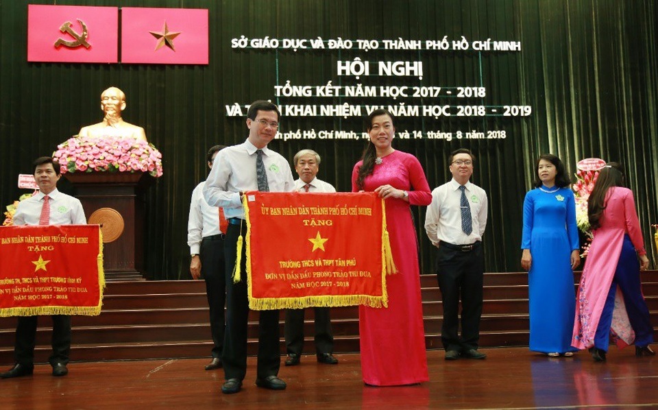 UBND TPHCM trao tặng Cờ thi đua cho Trường THCS - THPT Tân Phú - 2
Hiệu trưởng Trường THCS - THPT Tân Phú, ông Ngô Vĩnh Trường vinh dự nhận Cờ thi đua từ UBND TP.HCM.