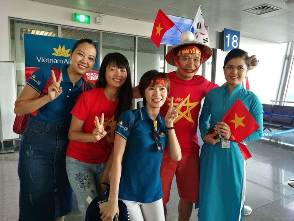 CĐV "nhuộm đỏ" các chuyến bay sang Jakarta "tiếp lửa" cho Olympic Việt Nam - 21 CĐV "nhuộm đỏ" các chuyến bay sang Jakarta "tiếp lửa" cho Olympic Việt Nam - 21