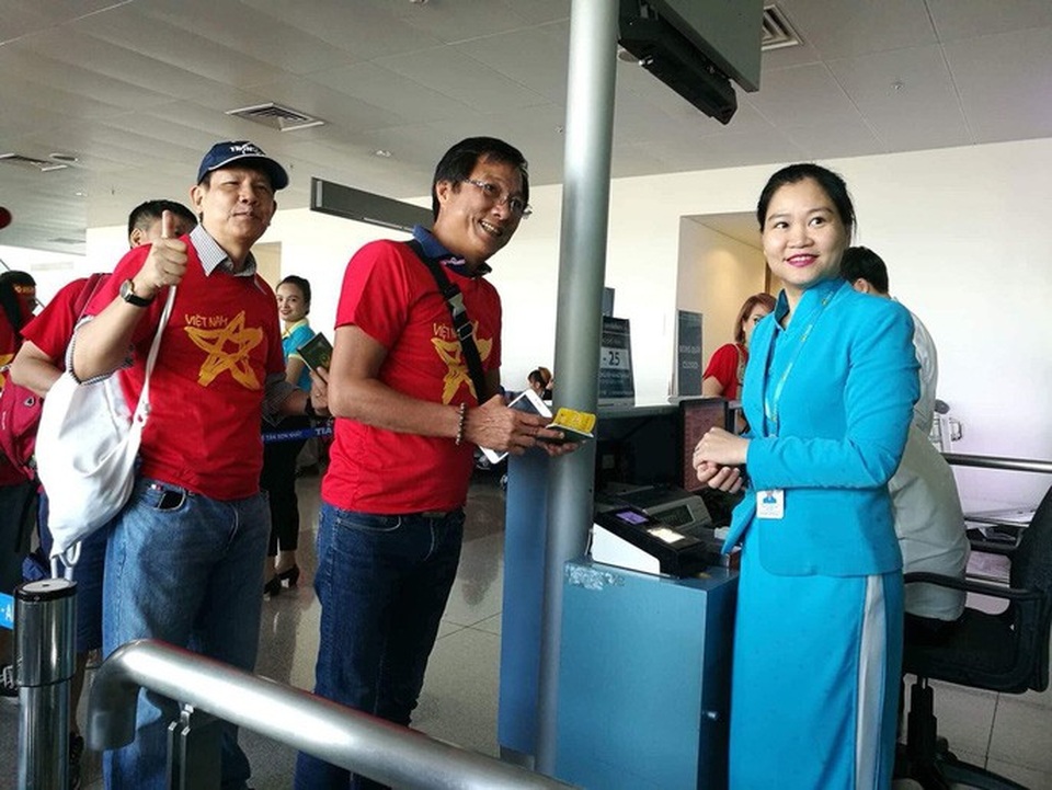 CĐV "nhuộm đỏ" các chuyến bay sang Jakarta "tiếp lửa" cho Olympic Việt Nam - 22 CĐV "nhuộm đỏ" các chuyến bay sang Jakarta "tiếp lửa" cho Olympic Việt Nam - 22