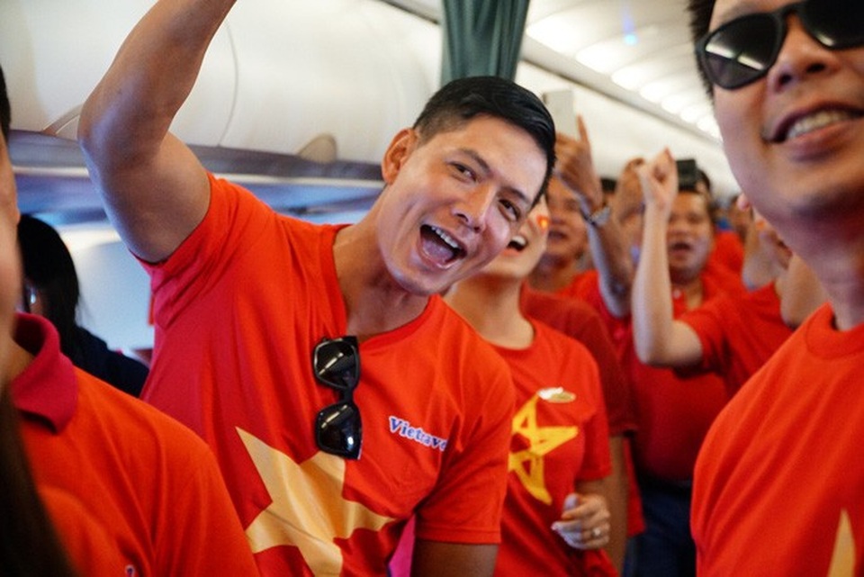 CĐV "nhuộm đỏ" các chuyến bay sang Jakarta "tiếp lửa" cho Olympic Việt Nam - 23 CĐV "nhuộm đỏ" các chuyến bay sang Jakarta "tiếp lửa" cho Olympic Việt Nam - 23