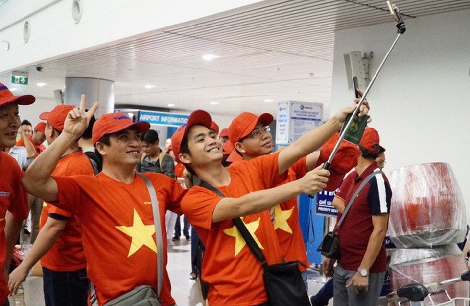 CĐV "nhuộm đỏ" các chuyến bay sang Jakarta "tiếp lửa" cho Olympic Việt Nam - 24 CĐV "nhuộm đỏ" các chuyến bay sang Jakarta "tiếp lửa" cho Olympic Việt Nam - 24