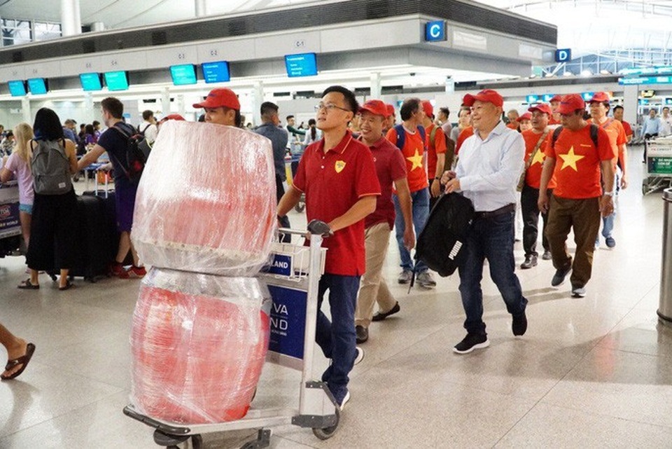 CĐV "nhuộm đỏ" các chuyến bay sang Jakarta "tiếp lửa" cho Olympic Việt Nam - 25 CĐV "nhuộm đỏ" các chuyến bay sang Jakarta "tiếp lửa" cho Olympic Việt Nam - 25