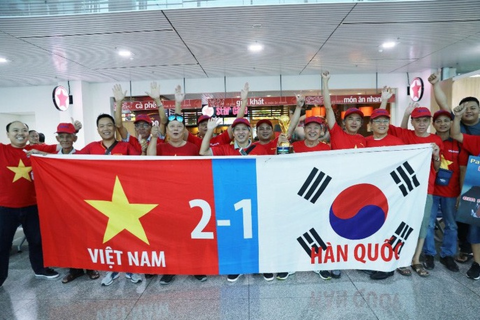 CĐV "nhuộm đỏ" các chuyến bay sang Jakarta "tiếp lửa" cho Olympic Việt Nam - 26 Dương Ngọc. Ảnh: Linh Anh - CTV