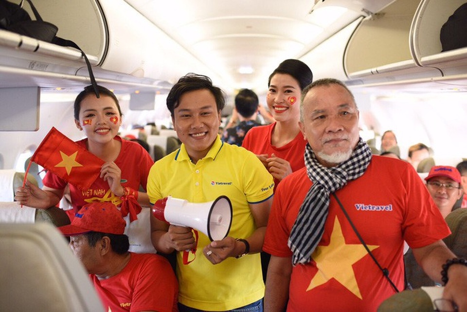 CĐV "nhuộm đỏ" các chuyến bay sang Jakarta "tiếp lửa" cho Olympic Việt Nam - 4 CĐV "nhuộm đỏ" các chuyến bay sang Jakarta "tiếp lửa" cho Olympic Việt Nam - 4