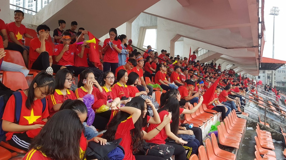 Khắp nơi ngập tràn sắc đỏ cổ vũ cho Olympic Việt Nam - 25 Những chỗ ngồi có mái che đều đã kín người.