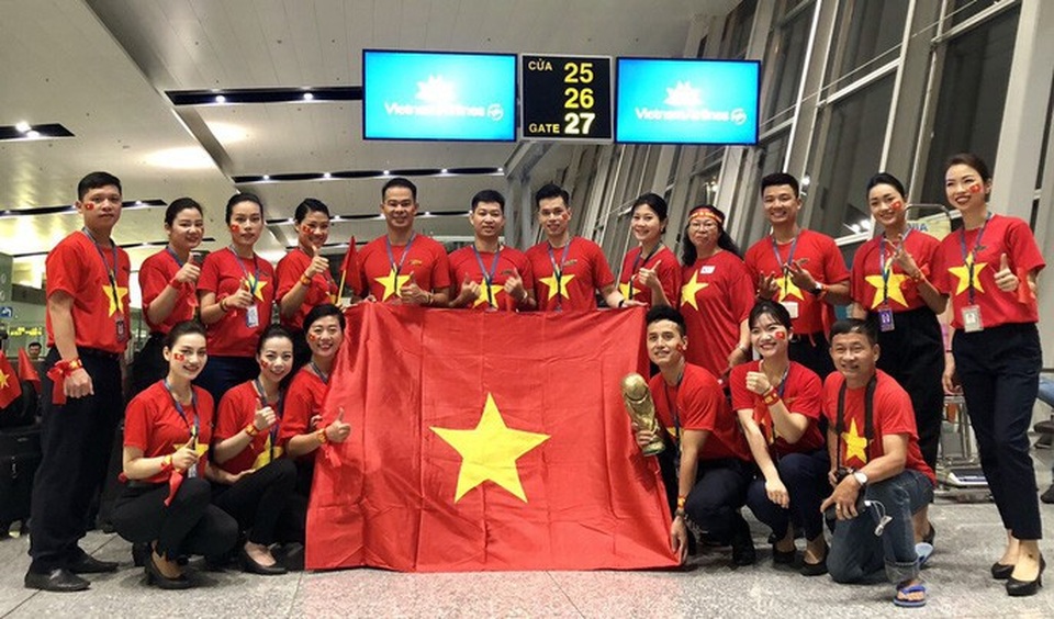 CĐV "nhuộm đỏ" các chuyến bay sang Jakarta "tiếp lửa" cho Olympic Việt Nam - 6 CĐV "nhuộm đỏ" các chuyến bay sang Jakarta "tiếp lửa" cho Olympic Việt Nam - 6