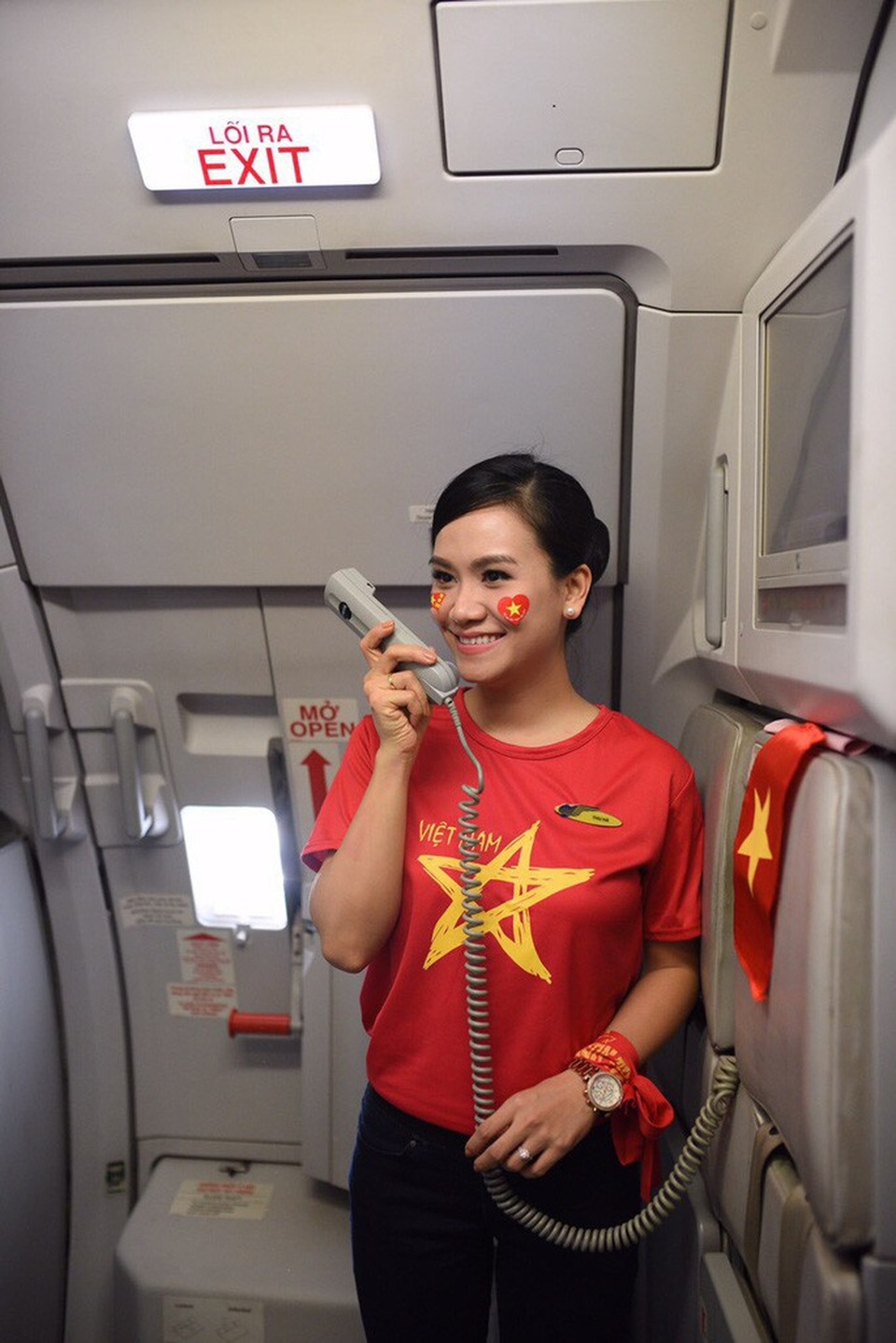 CĐV "nhuộm đỏ" các chuyến bay sang Jakarta "tiếp lửa" cho Olympic Việt Nam - 8 CĐV "nhuộm đỏ" các chuyến bay sang Jakarta "tiếp lửa" cho Olympic Việt Nam - 8
