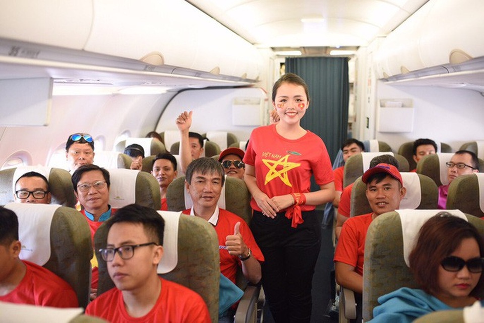 CĐV "nhuộm đỏ" các chuyến bay sang Jakarta "tiếp lửa" cho Olympic Việt Nam - 9 CĐV "nhuộm đỏ" các chuyến bay sang Jakarta "tiếp lửa" cho Olympic Việt Nam - 9