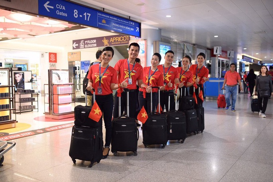 CĐV "nhuộm đỏ" các chuyến bay sang Jakarta "tiếp lửa" cho Olympic Việt Nam - 10 CĐV "nhuộm đỏ" các chuyến bay sang Jakarta "tiếp lửa" cho Olympic Việt Nam - 10