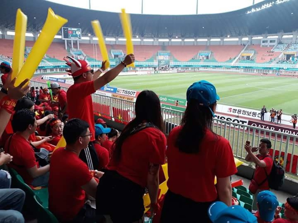Cổ động viên Việt Nam "đốt nóng" không khí trên sân vận động Indonesia - 8 Cổ động viên Việt Nam "đốt nóng" không khí trên sân vận động Indonesia - 8