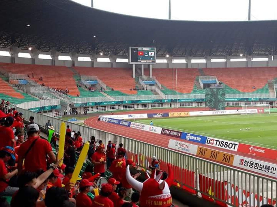 Cổ động viên Việt Nam "đốt nóng" không khí trên sân vận động Indonesia - 9 Cổ động viên Việt Nam "đốt nóng" không khí trên sân vận động Indonesia - 9