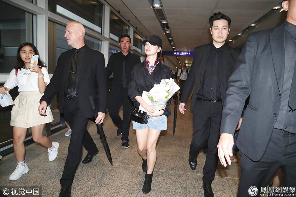 Song Hye Kyo "xuống tóc" vì vai diễn mới - 15
Năm 2017, cô kết hôn với người đồng nghiệp kém tuổi Song Joong Ki. Sau một năm làm đám cưới, cặp đôi vàng của làng giải trí xứ kim chi vẫn rất hạnh phúc khi thường xuyên khoe ảnh đi du lịch cùng nhau trên trang cá nhân.