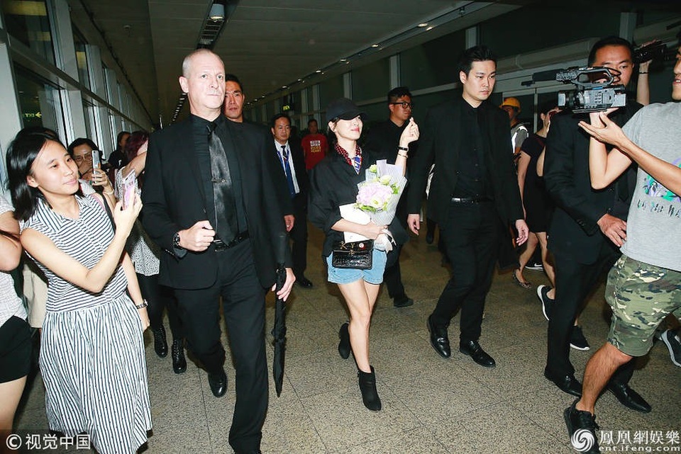 Song Hye Kyo "xuống tóc" vì vai diễn mới - 18
Chiều tối 28/8, Song Hye Kyo đã có mặt tại Hồng Kong. Cô sẽ có buổi gặp gỡ với người hâm mộ và giới truyền thông tại đây trong ngày hôm nay 29/8.