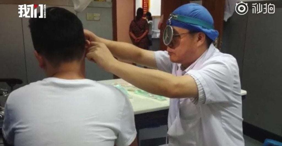 Chàng trai nhập viện vì bị bạn gái... hôn quá mạnh - 1 Chàng trai bị thủng màng nhĩ sau nụ hôn quá mạnh bạo của bạn gái