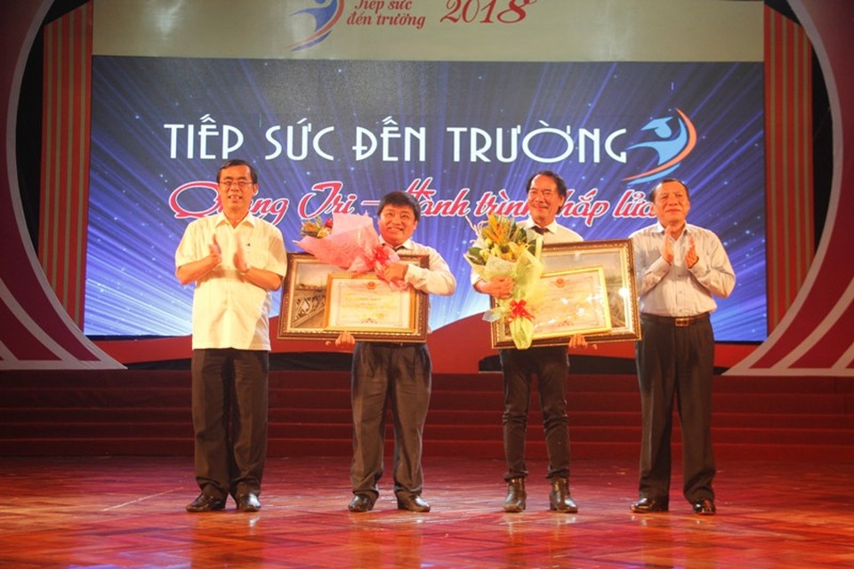 Quảng Trị: Trao gần 150 suất học bổng “Tiếp sức đến trường” cho tân SV nghèo - 1 Lãnh đạo tỉnh Quảng Trị tặng Bằng khen cho báo Tuổi trẻ và đại diện CLB nghĩa tình Quảng Trị