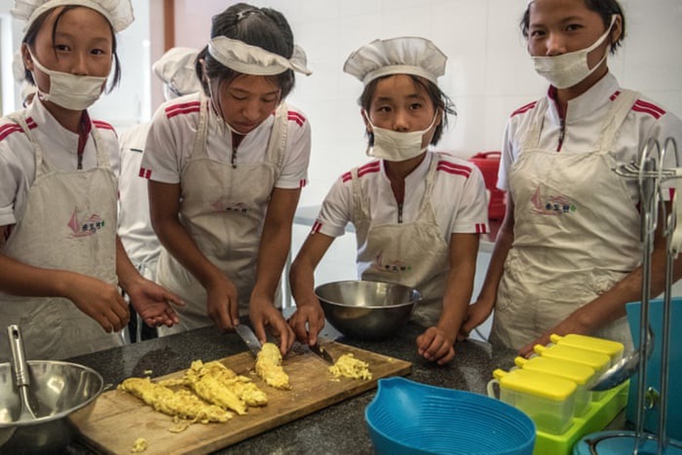 Khoảnh khắc thư giãn bình dị của người Triều Tiên - 10 Trẻ em Triều Tiên học nấu ăn tại trường quốc tế Songdowon ở Wonsan.