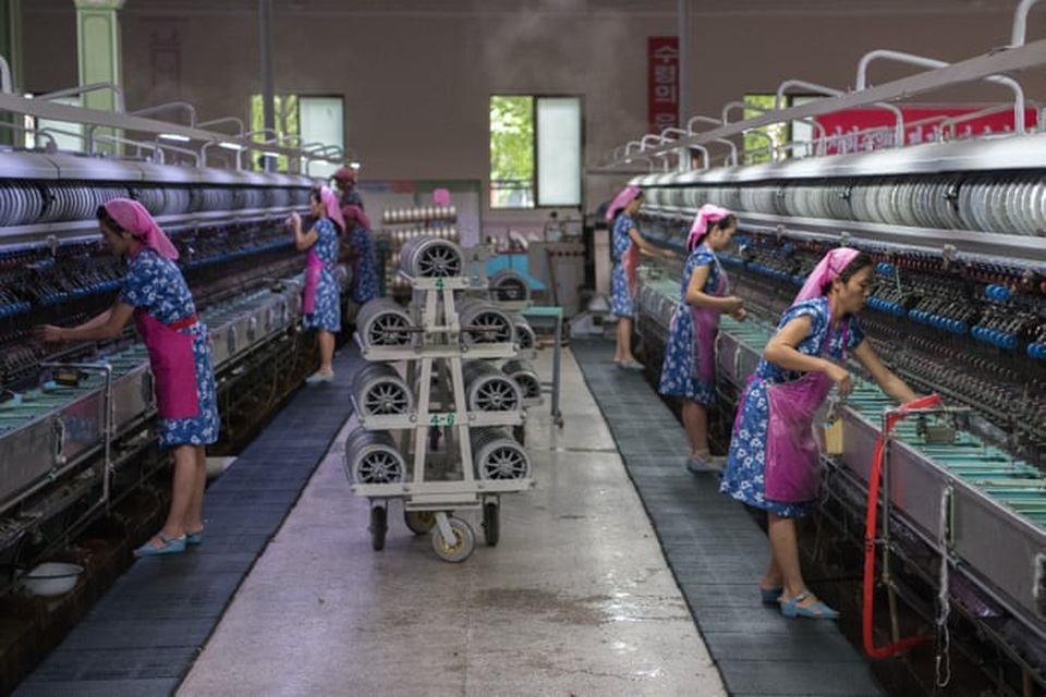 Khoảnh khắc thư giãn bình dị của người Triều Tiên - 14 Những công nhân làm việc trong nhà máy dệt Kim Jong Suk.