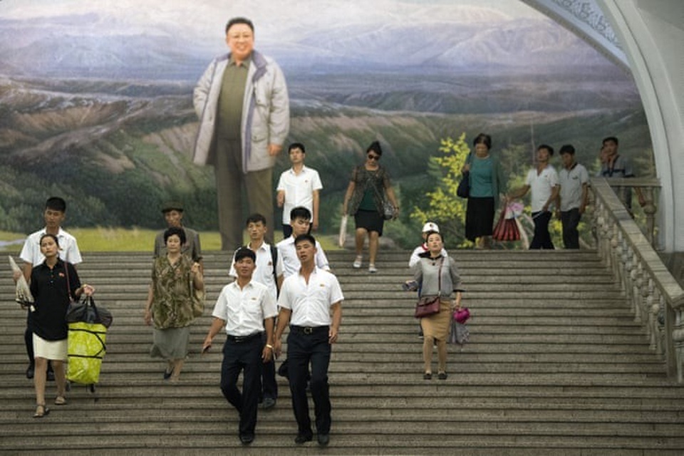 Khoảnh khắc thư giãn bình dị của người Triều Tiên - 15 Chân dung cố lãnh đạo Kim Jong-il tại nhà ga tàu điện ngầm ở Bình Nhưỡng.