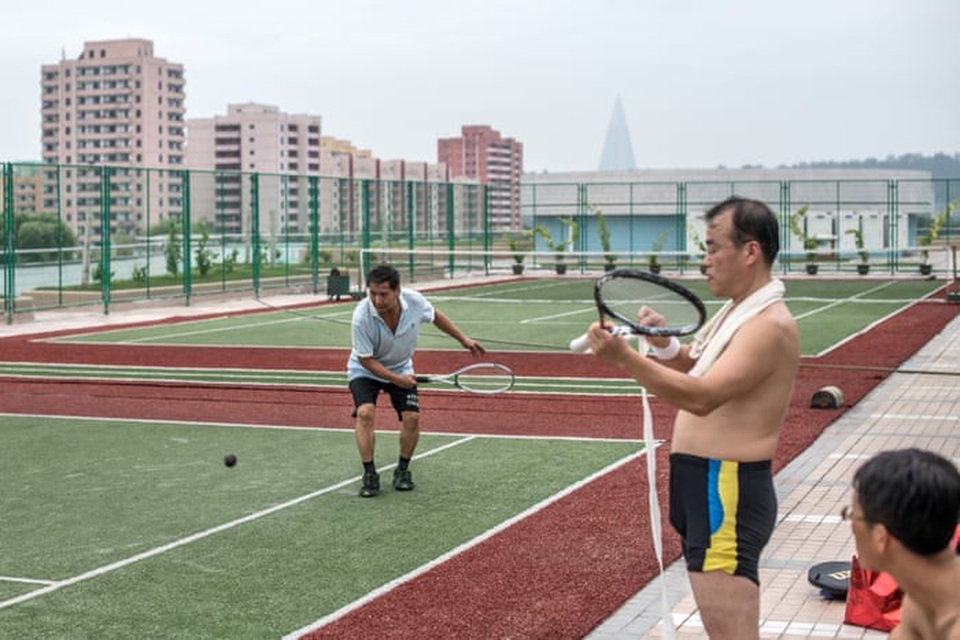 Khoảnh khắc thư giãn bình dị của người Triều Tiên - 9 Người Triều Tiên chơi tennis tại tổ hợp công viên nước Munsu.